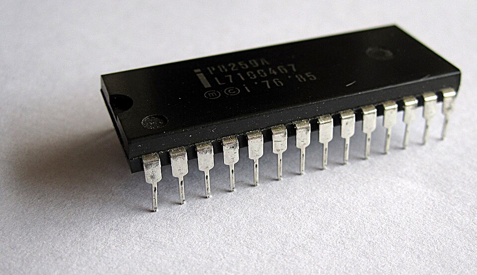 Физическа интегрална схема Intel 8259A — PIC контролер на прекъсванията